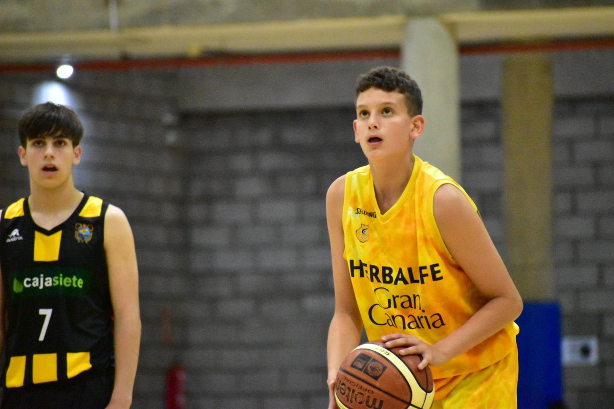 BaseCBGC's tweet photo. 💥 Tercer puesto en el #CCInfantil masculino para nuestros chicos.
▪️ Logran el bronce regional tras vencer por 89-49 ante CB7P Click Canarias.
📸 @FCBaloncesto https://t.co/NIZyHNTDCG