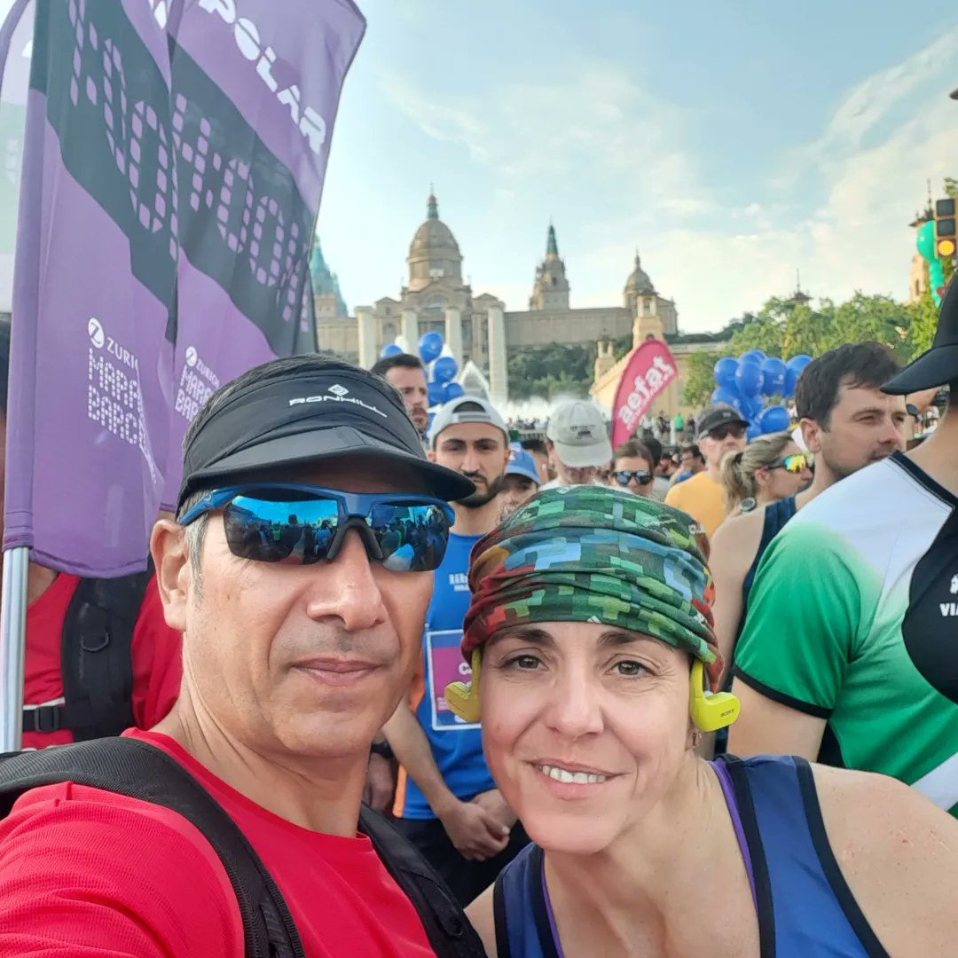 danisoriano70's tweet photo. Objetivo cumplido!!!
Disfrutando y ayudando en la 42k de la @maratobarcelona !!!
Ya tenemos la 44 e la saca!!
#ZurichMaratoBCN
#AMagicExperience
#day585
#RunEveryDay
#metodosori
#RonhillSpain
#eljardinet #vamosgarmin
#drinkingrunners #kmsxalimentos #nofunnorun
#mrfree https://t.co/4eDUvfmUfs