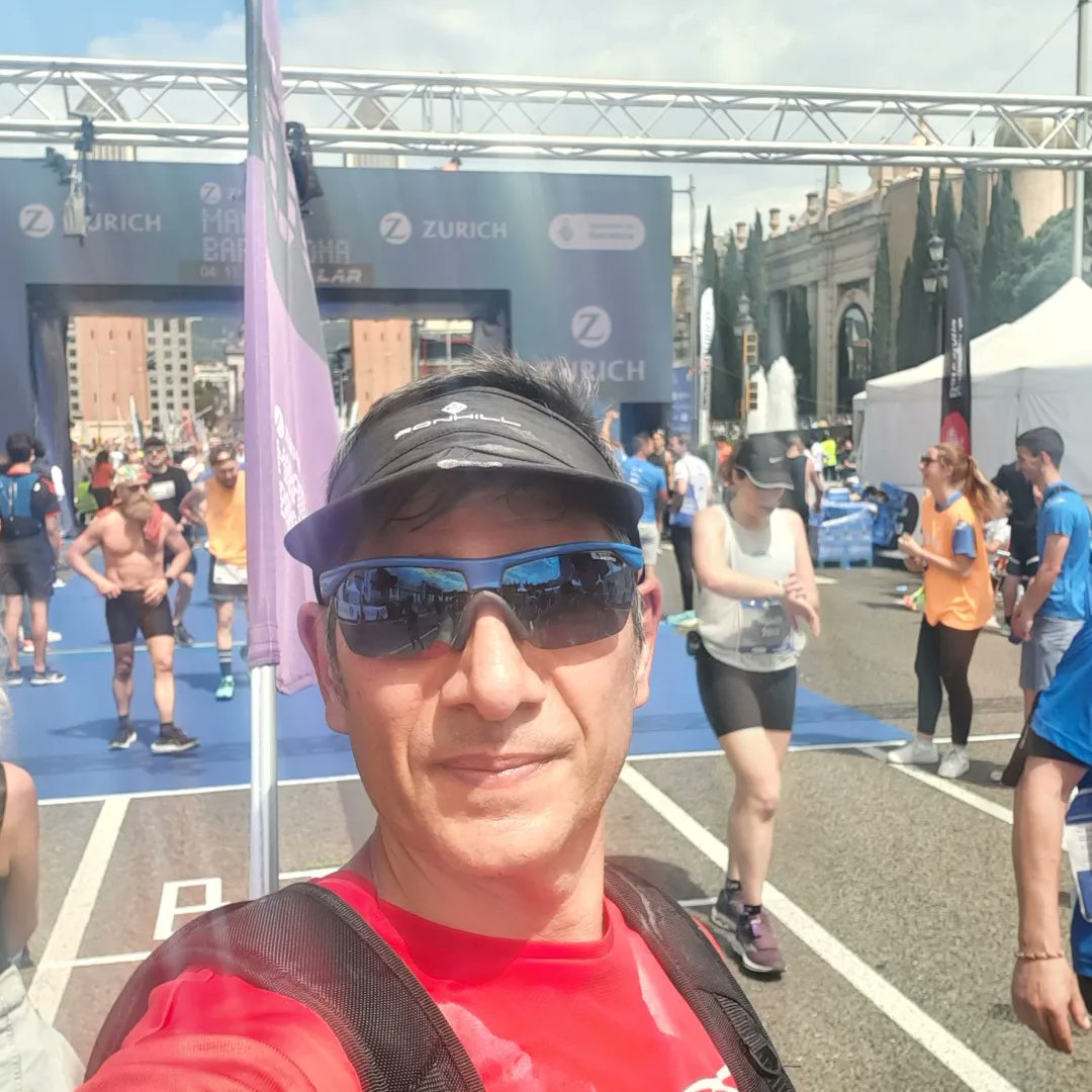 danisoriano70's tweet photo. Objetivo cumplido!!!
Disfrutando y ayudando en la 42k de la @maratobarcelona !!!
Ya tenemos la 44 e la saca!!
#ZurichMaratoBCN
#AMagicExperience
#day585
#RunEveryDay
#metodosori
#RonhillSpain
#eljardinet #vamosgarmin
#drinkingrunners #kmsxalimentos #nofunnorun
#mrfree https://t.co/4eDUvfmUfs