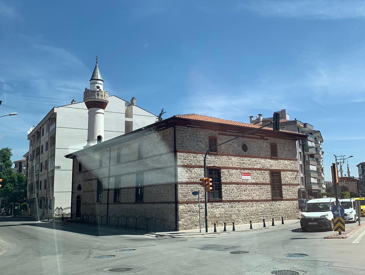 haozdemir's tweet photo. 1) #Konya #Karatay #Araplar semti. #AkCami.
Restorasyonu tamamlanmış.
Pırıl pırıl parlıyor,
ışıl ışıl ışılıyor.
Allah’ın evi
cazibedar bir mabed.
Kara ile ak, semt ve mescit ismi olarak bir araya gelmiş.
Tezat mı? Hayır, asla.
Etrafınıza bir bakın,
zıtlık sanılan ne kadar çok şey https://t.co/vqLprU7rnj