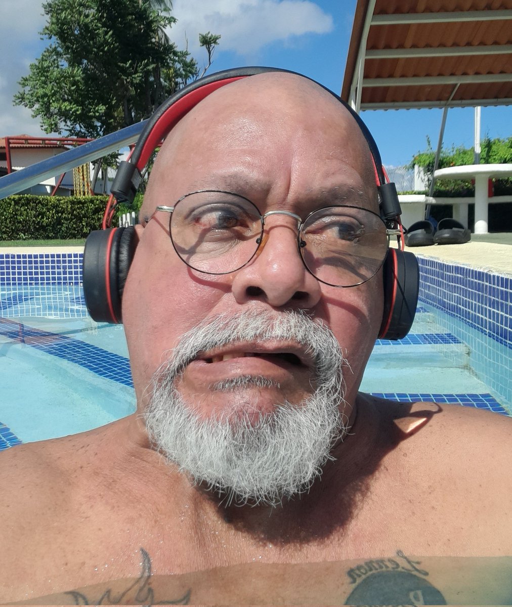 Rigbylll's tweet photo. Mi mejor esfuerzo por imitar al Narc.. que va, me falta calle.. ..mmm... o un par de líneas tal vez.. que se yo 🤣🤣🤣 https://t.co/3v5m3KQIAt