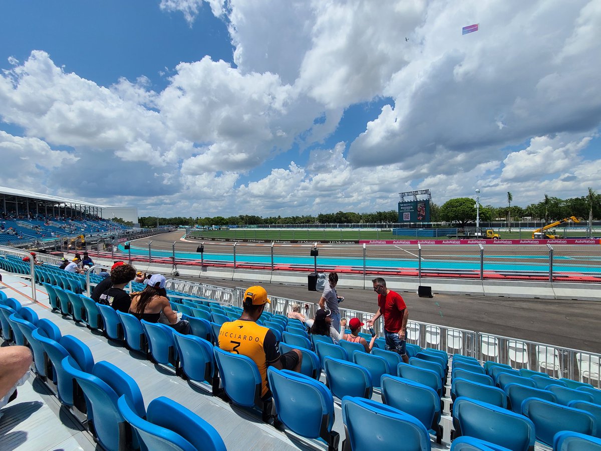 RebeccaAvshalom's tweet photo. Today's view is just as beautiful as yesterday #Turn18 @f1miami. #MiamiGP #TeamLH #LH44 #MercedesAMGF1 #WeDoItRightInMiami https://t.co/ikx247OvLu