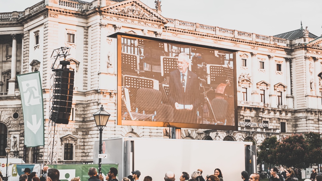 raphaelspoetta's tweet photo. Tolle Reden vom Präsidenten des #MKOE Willi Mernyi und @vanderbellen beim #FestderFreude am Heldenplatz #8Mai https://t.co/O6om2Qfk6B