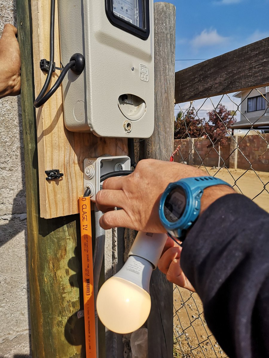_Itzamaray's tweet photo. @Empresa_Litoral
Cómo es posible que con el medidor cortado, tenga cables electrizados... https://t.co/w7Bz9ywi6L