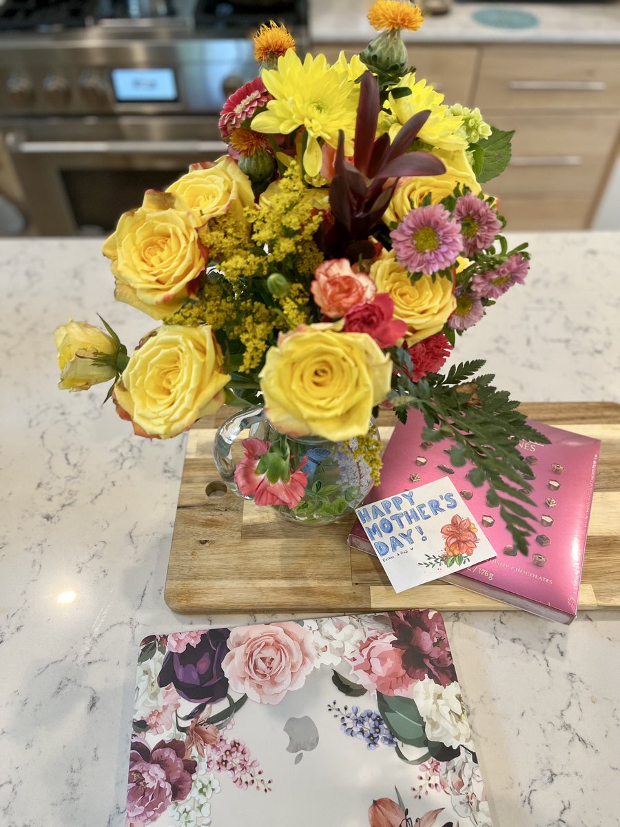 KeikoUTorii's tweet photo. So sweet🥰.. Happy Mother’s Day for all moms. #MomsInSTEM #MomsInScience https://t.co/1OlqwOkQZ4