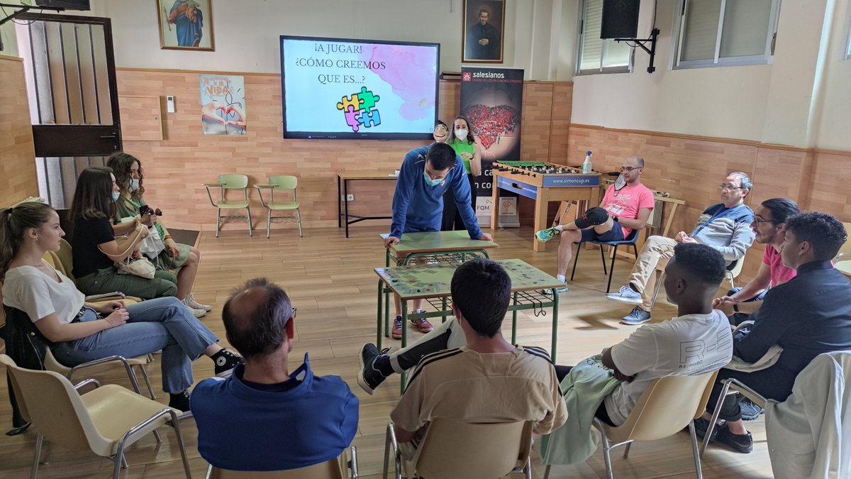 citycentro's tweet photo. Además, durante la tarde del sábado, la sección de #Chiqui disfrutó de Chiquivisión, y la sección de #Preas hizo un taller muy chulo de recuerdo.

Y el equipo de animadores recibió una formación sobre necesidades especiales. 

¡Un finde muy completo!

#ApasionadosXLaVida https://t.co/Rxg9Pdsazg