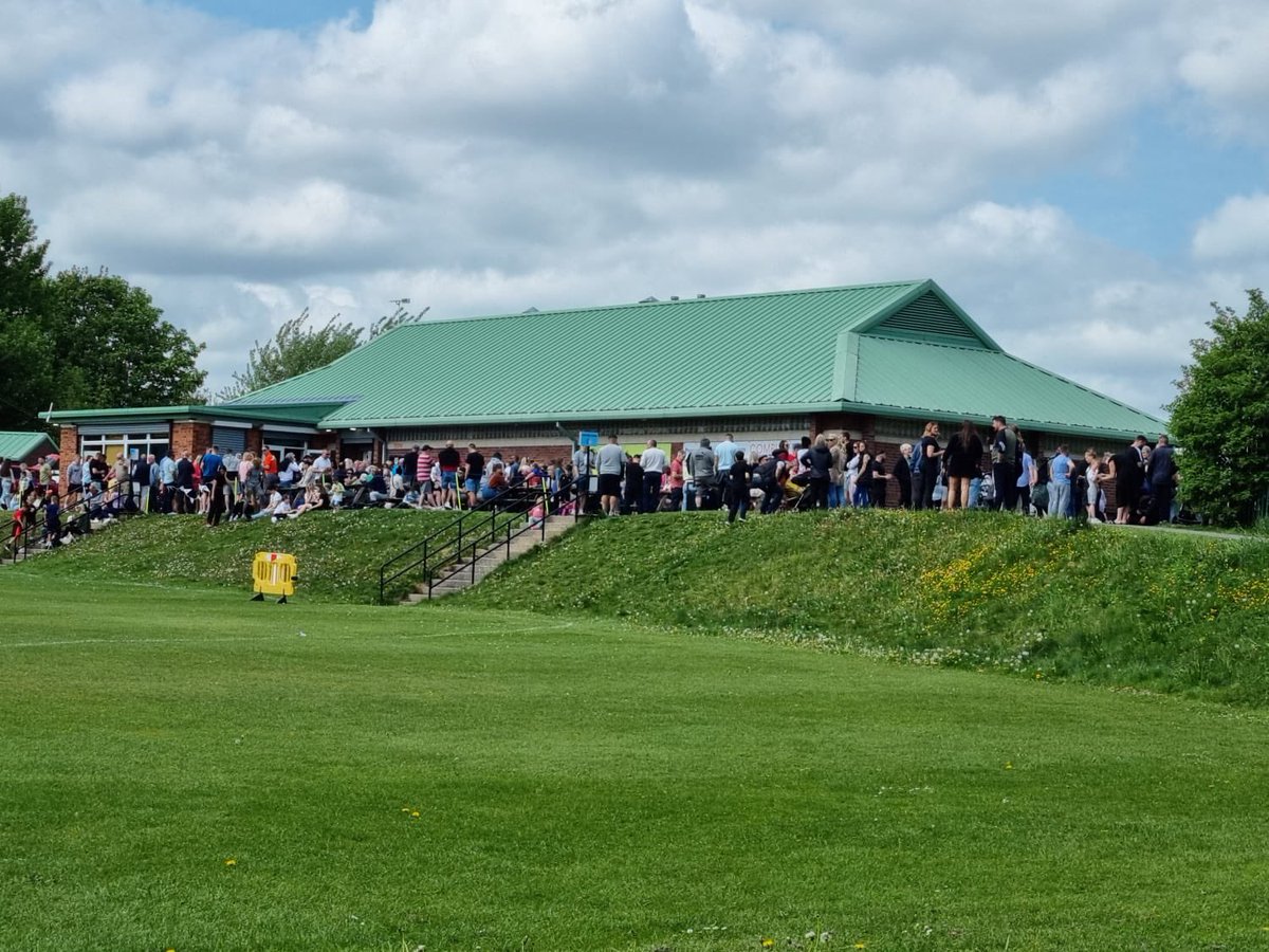 Handsworth_FC's tweet photo. #andymac 🙌🙌👏👏 @MacOwl1961 …. @DoingItForJude …. Take a bow each and everyone who attended .. played … sang… organised … and  worked … unbelievable effort and turnout … and you didn’t disappoint at the bar … you’ve drunk us dry 😂😂😂🤷‍♂️🤷‍♂️🖤🧡 https://t.co/9d91yidwUR