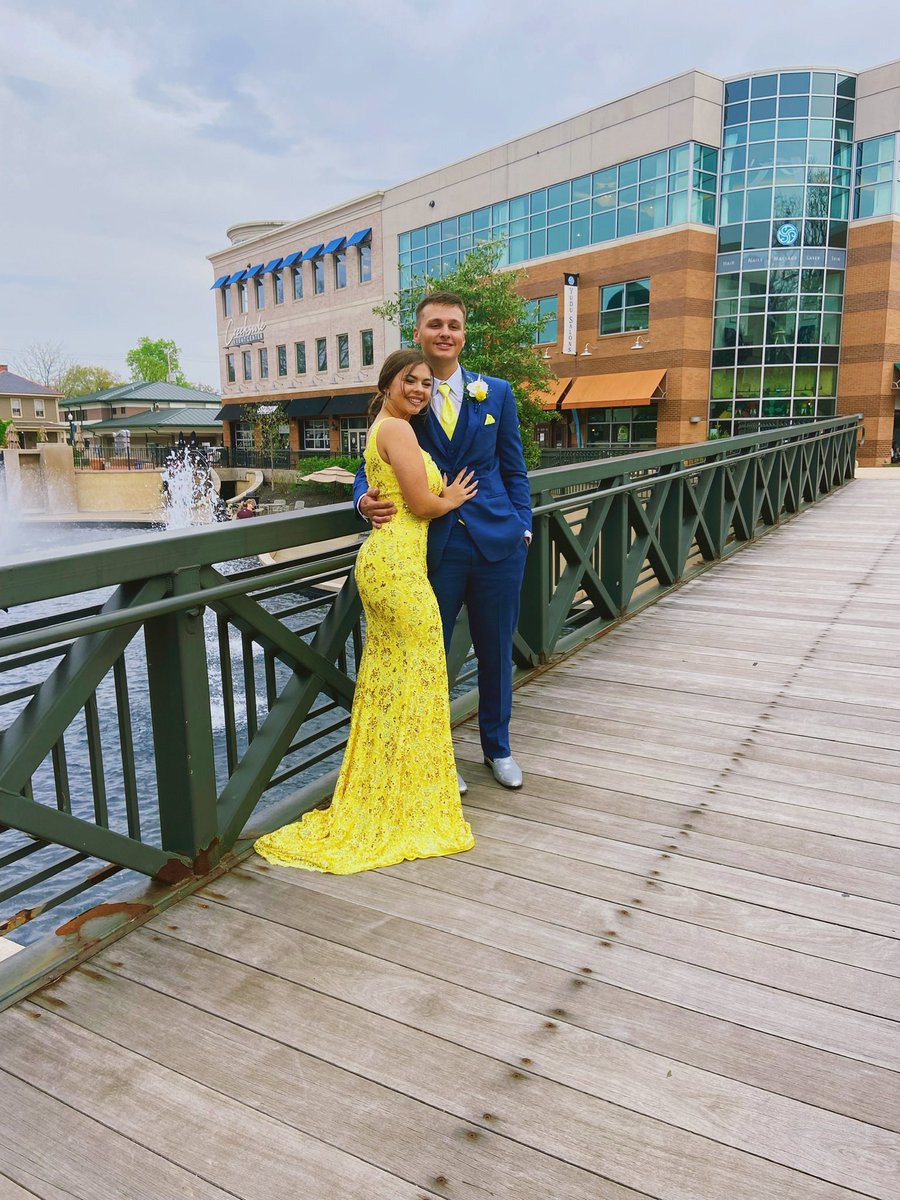 makennathomas10's tweet photo. Senior prom, beauty and the beast style 💛 https://t.co/7OUr4tEsFm