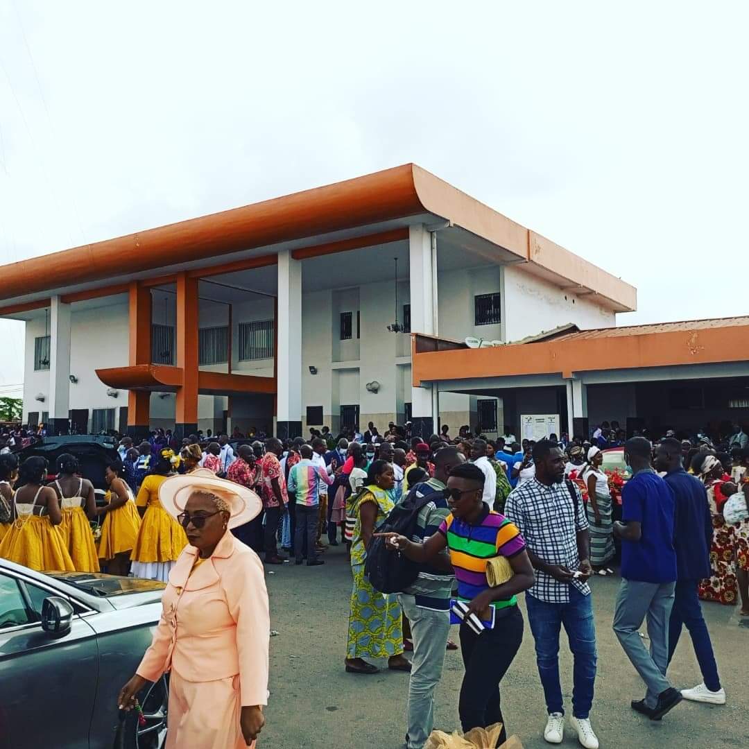 24Yopougon's tweet photo. Coin du bonheur du samedi..
La traditionnelle célébration de mariage à la mairie de Yopougon..
62 mariages célébrés ce samedi 7 mai 2022. https://t.co/nRjbi9W92R