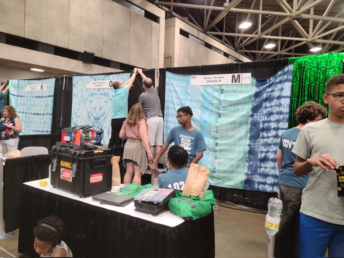 jrissah's tweet photo. #LTgoodnews @Gearcats1024 We're here Worlds! #VEXWorlds2022 https://t.co/g8yVT0qnaU