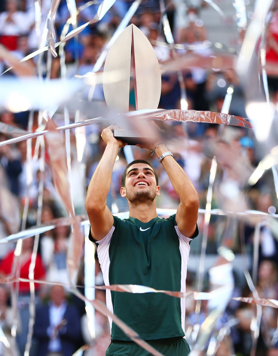 mundodeportivo's tweet photo. ⭐️ Carlos Alcaraz entró en el palmarés del Mutua Madrid Open al vencer en la final a Alexander Zverev y ser el campeón más joven del torneo

💎 Con 19 años se convierte en el 3r español que triunfa en el evento madrileño, tras su entrenador Juan Carlos Ferrero y Rafa Nadal https://t.co/22KayXJJVm