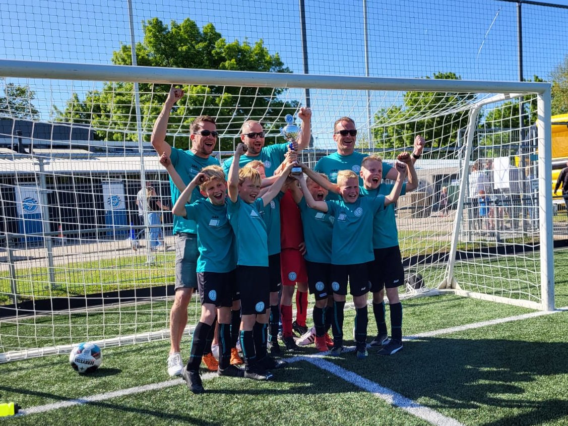DeGraafschapJO's tweet photo. FC Dinxperlo O10 kroonde zich vandaag tot winnaar van het toernooi voor partnerverenigingen. De Graafschap kijkt terug op een voetbalfeest met 21 regionale amateurclubs. Lees het verslag op onze site 👇

https://t.co/ghp3nJRGXL https://t.co/Rvc3TDogKC