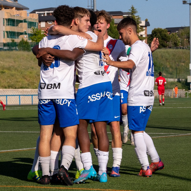 RMajadahonda's tweet photo. 📝 CRÓNICA | Victoria y goleada de nuestro Juvenil División de Honor ante @CultuAcademia en La Oliva. A pesar de la expulsión de David en el minuto 75, el equipo de @gcuenca87 sacó su garra para encadenar su tercera victoria consecutiva.

#VamosMiRayo⚡️