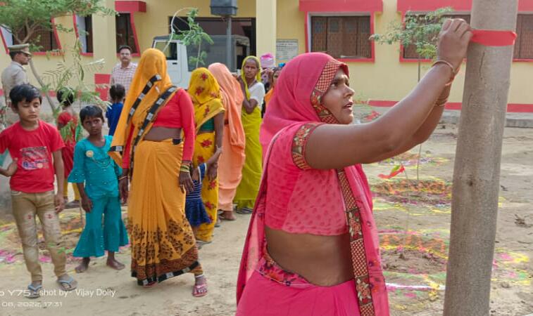 RedTapeMovement's tweet photo. On #MothersDay @RedTapeMovement was organised by Forest Deptt & NGO #JanAadharKalyanSamiti along with @UPGovt's #MyMother: #MyMotherland #Plantation, in #Firozabad (#UP,#India). #Redtapes were tied on trees to deliver message that #deforestation is lethal & #SayNoToDeforestation. https://t.co/qkJdUAciC2