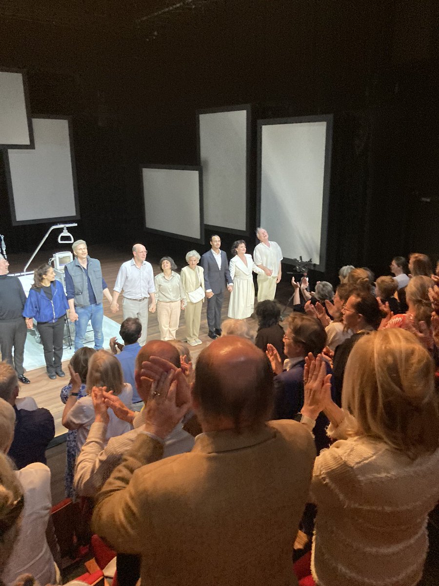 jan_hoekema's tweet photo. Indrukwekkende vertolking voor het eerst integraal op NL toneel van @Leedvermaak trilogie #JudithHerzberg bij @hntdenhaag . Hier en daar hindert de soms extreme vorm van #EricdeVroedt de inhoud en de emotie die aan deze familiegeschiedenis vanaf WO2 is verbonden. Maar: petje af! https://t.co/CjAv7vvwnh