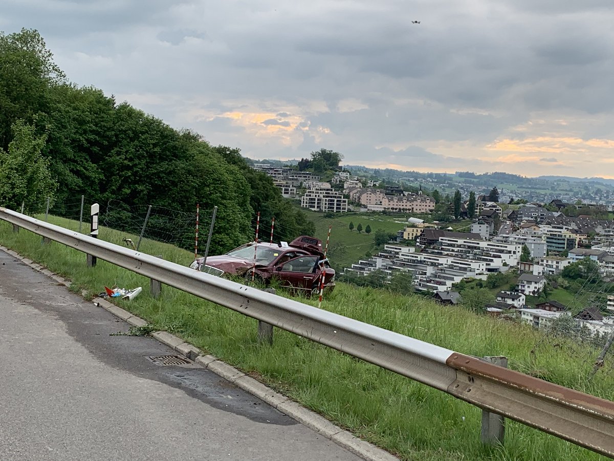 KapoZuerich's tweet photo. Bei einem Selbstunfall am Sonntagnachmittag (8.5.2022) auf dem Gemeindegebiet Freienbach SZ der A3, sind die Lenkerin und ihr Beifahrer schwer verletzt worden. Zeugenaufruf

https://t.co/wQORAiDLAa

#KantonspolizeiZürich #Freienbach #Zeugenaufruf https://t.co/nw5w71edCU