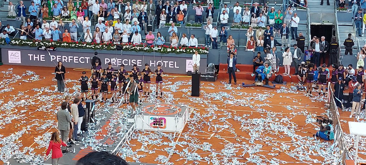 DameSparkula's tweet photo. He turned 19 on Thursday, beat Nadal then Djokivich and just won against Zverev in front of his home crowd #CarlosAlcaraz #MadridOpen https://t.co/ywXHtAovr7