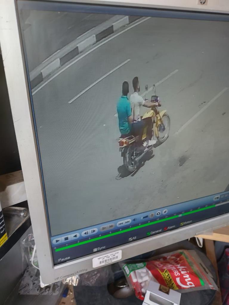 يا جماعة العربية دي اتسرقت النهاردة في شيراتون الساعة ١٢  قدام cairo complex و دي الصور اللي طلعت من الكاميرات للناس اللي سرقوها بموتوسيكل اصفر هما سرقوا شنطه فيها مبلغ و ورق مهم اللي  شافهم او يقدر يساعد يكلمني واللي مش هيعرف يعمل شير ،، شكراً 
#شير #شيراتون