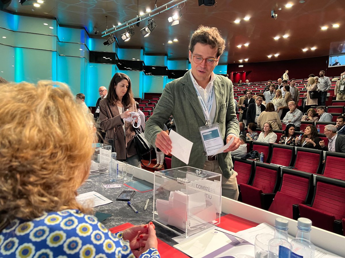 oriolvbc's tweet photo. Ahir vam fer el primer congrés de @Centrem_ i formaré part de la direcció encapçala per @angelschacon i amb la presidència de @LluisFontE 

Tenim molta feina per reconstruir un espai polític que Catalunya necessita fort per (tornar a) ser un país normal. https://t.co/jHR7k9Kuh5