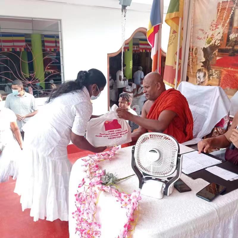 ChinaEmbSL's tweet photo. 1,000 food packages donated by Yunnan Provincial Government of China were being distributed to the needy people in the Wimala Viharaya-Nawala ☸️ during the weekend.

🇨🇳🇱🇰

4/ https://t.co/FY5F1UnuzL
