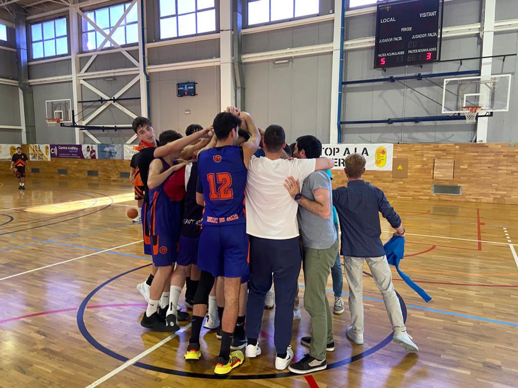 SantGervasiBQ's tweet photo. ✅✅✅ VICTÒRIAAAA!!!!

🤩 El SÈNIOR MASCULÍ guanya a la pista del Sant Boi (68-76) gràcies a una feina brutal durant els 40’.

😎 Enfrontament MOLT DUR que hem dominat des del 1r minut a partir d’una defensa que ens ha permès portar el partit al nostre terreny!

#ActitudSG💙🧡 https://t.co/NOQa96fgxB