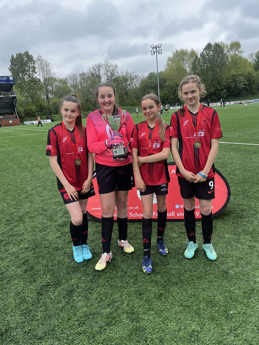 samroyffe's tweet image. Fantastic achievement from out year 7/8 girls winning the Welsh schools national cup! 🏆🥇 @IslwynHighSport @IslwynHigh @CaerphillySFA @MissBowIHS