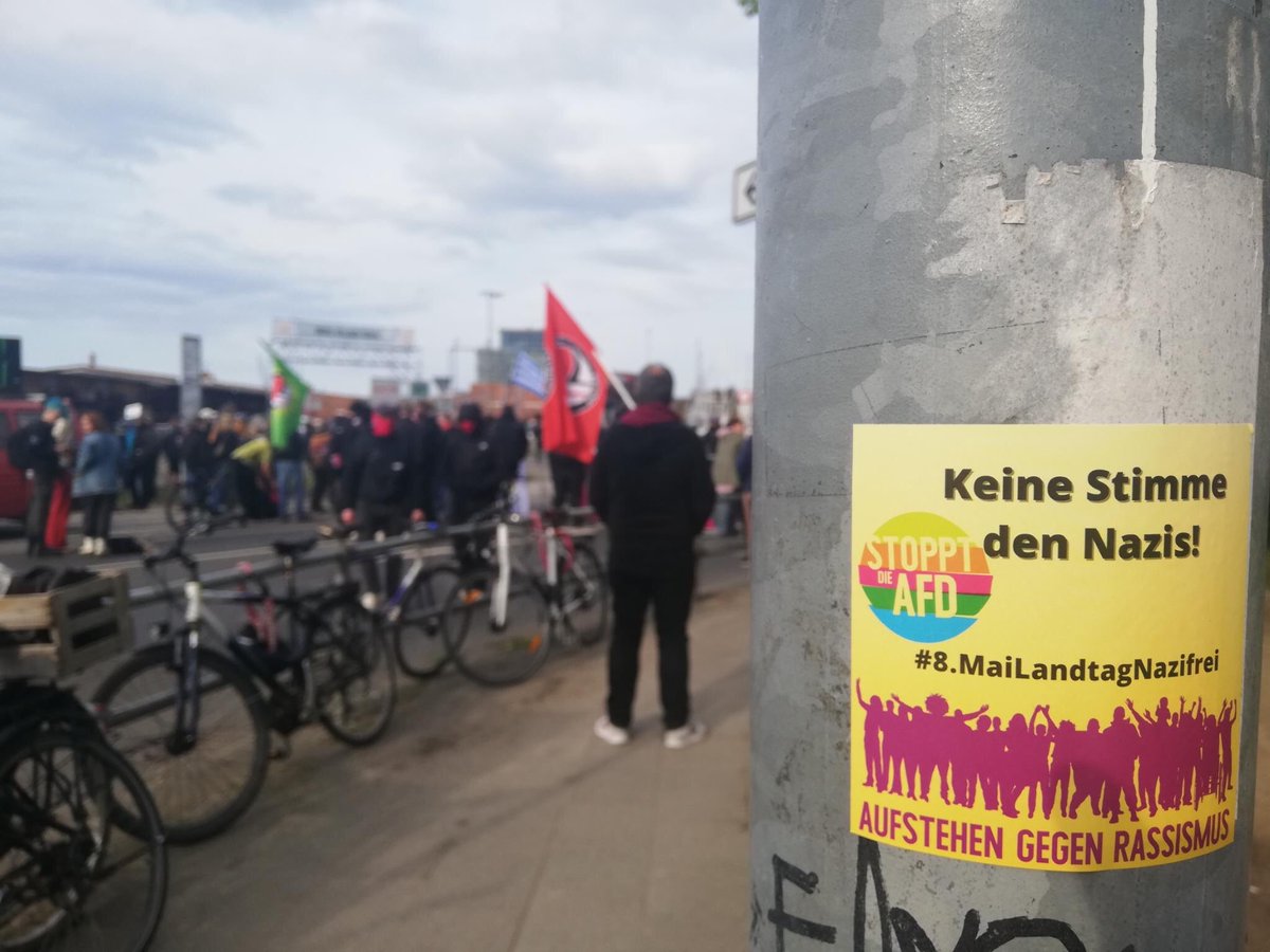 Aktuell sieht es so aus, dass der Schleswig-Holsteinische Landtag mit der heutigen Wahl #nazifrei wird. Wir konnten die #noAfd in ihrem kläglich Wahlkampf entscheidend stören.
Das ist ein großer Erfolg aller Antifaschist*innen. Danke an euch, die ihr mit uns auf der Straße wart!