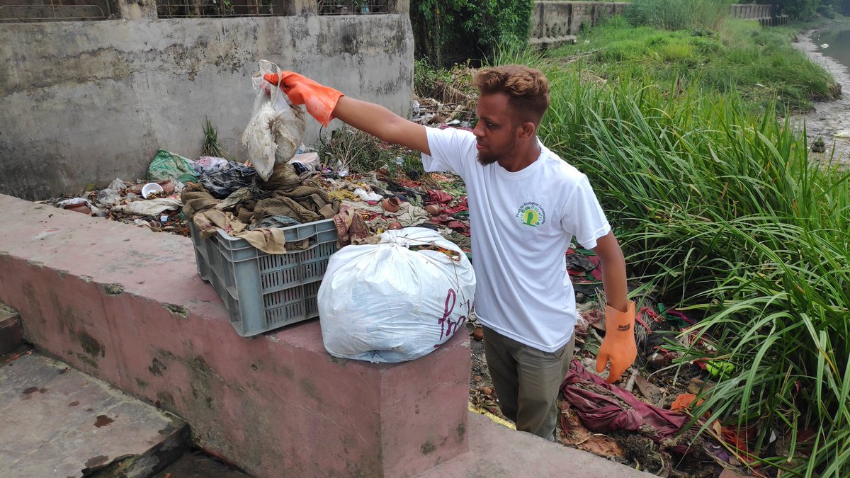 Pahchanfoundat1's tweet photo. #InsanTeriGangaMaily
#week67
#VoiceForGreenEarth
Clean up drive.
Today Volunteers of the organization collected almost 80 KGs of garbage today in support of National Campaign of National YouthNetwork.https://t.co/sWFC2zaGTD
#Pahchanfoundation #VoiceForGreenEarth #climateaction https://t.co/RduNJbMCzq