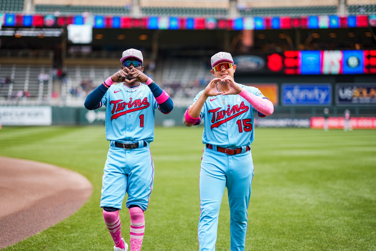 Twins's tweet photo. Pretty in pink (and blue). 💕💙

#HappyMothersDay | #MNTwins https://t.co/WT5xsDztmD