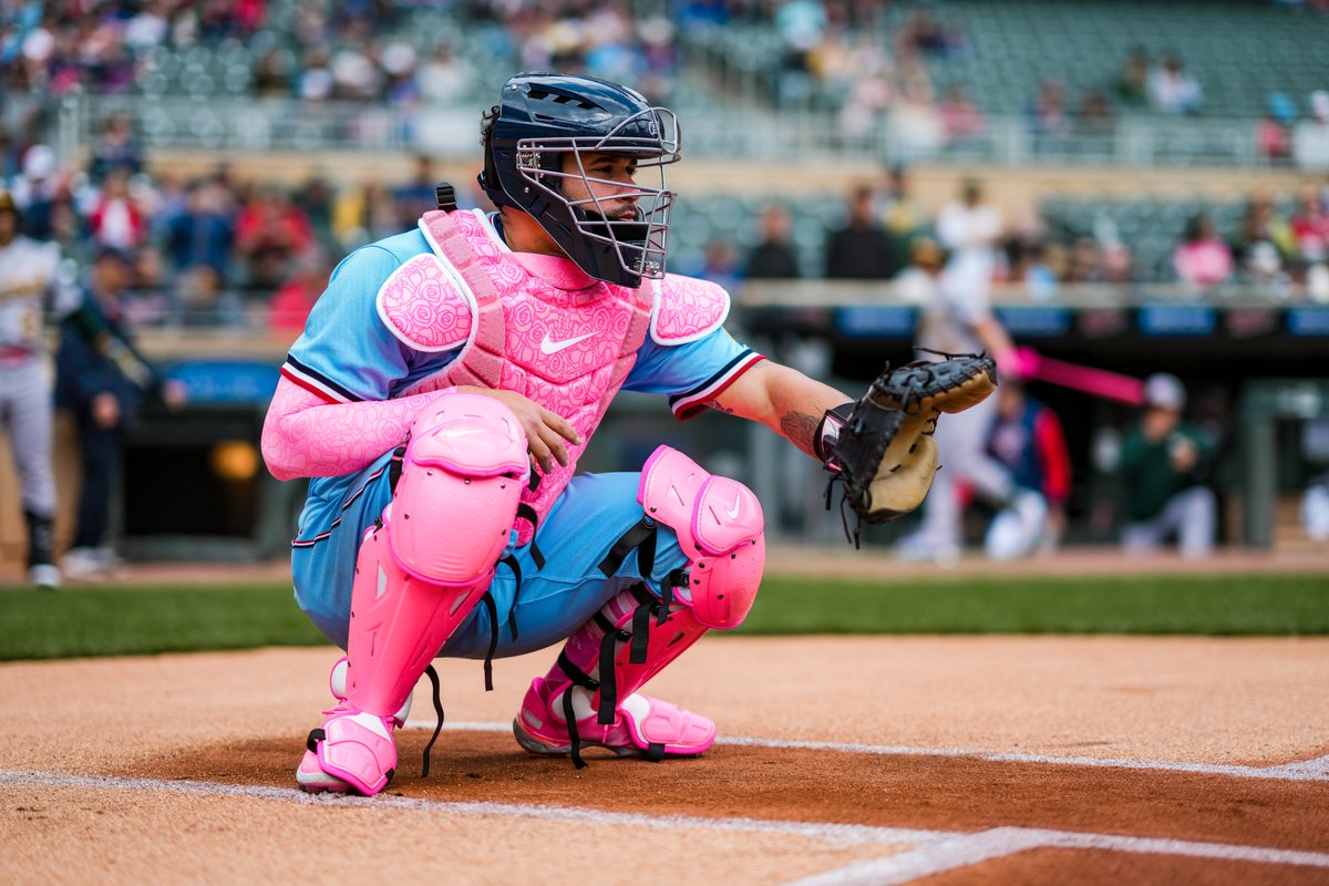 Twins's tweet photo. Pretty in pink (and blue). 💕💙

#HappyMothersDay | #MNTwins https://t.co/WT5xsDztmD