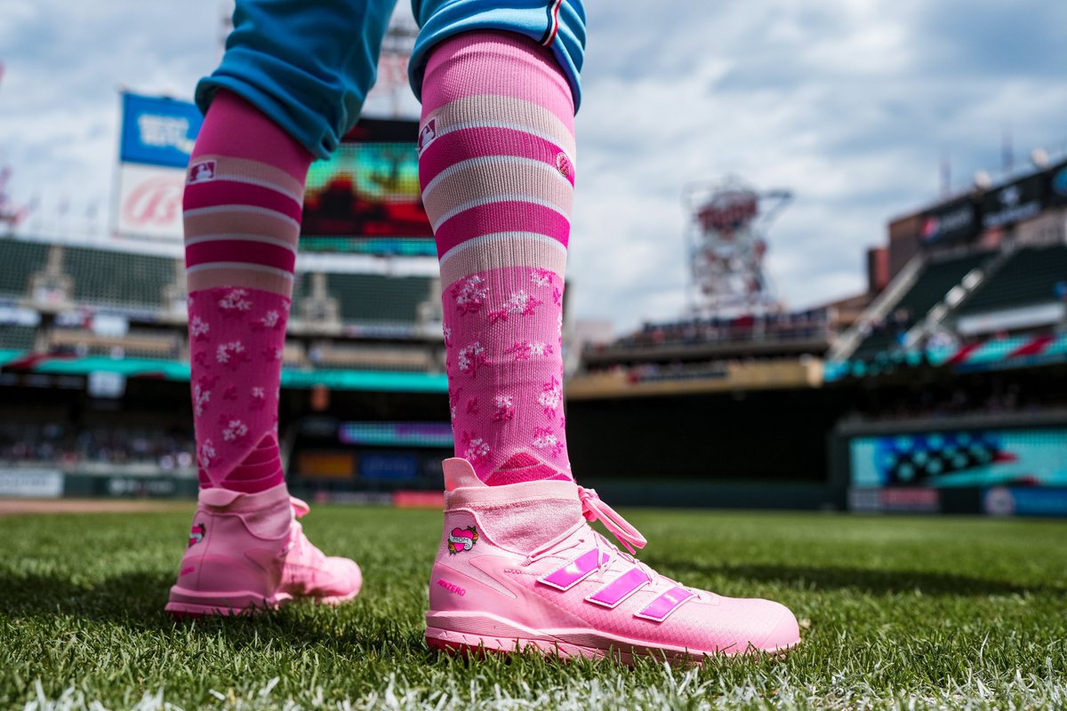 Twins's tweet photo. Pretty in pink (and blue). 💕💙

#HappyMothersDay | #MNTwins https://t.co/WT5xsDztmD