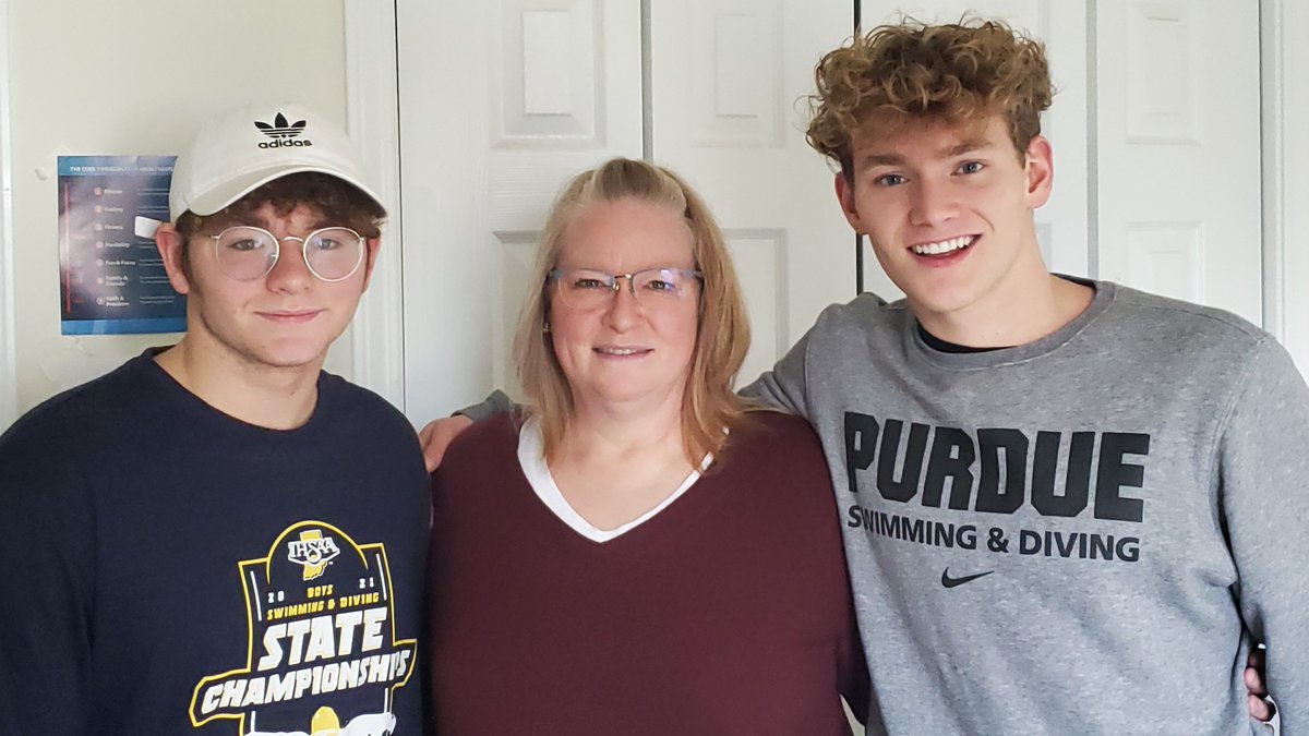 ❤️ #HappyMothersDay x #LoveYouMom x #BoilerUp 👩‍👦

🌺 @Nick_Sherman26 &amp; mom Rebecca
🌻 @Jack_t_Smith_04 &amp; mom Nancy
💐 Khadin Soto &amp; mom Laurel
🌹 Andrew Swenson with mom Janice &amp; brother

📸 boile.rs/MSDmoms22