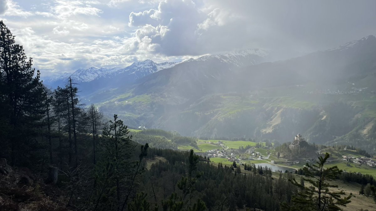 La_Nusch's tweet photo. Taken 6 minutes apart 🏔💚🌧 https://t.co/TBlb8RKDIQ