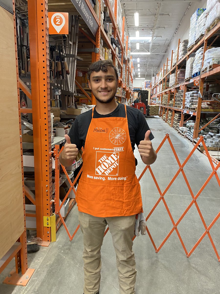 Edergsl's tweet photo. So happy to wear his first apron! Welcome to the team Maxwell new D21 associate @ChrisNana6677 @Fabiana6677CXM @nelihernan6677 @MRSSAHD @Da_NOPS_GuY @VenturaIzaiah https://t.co/2HVYAZaxRQ