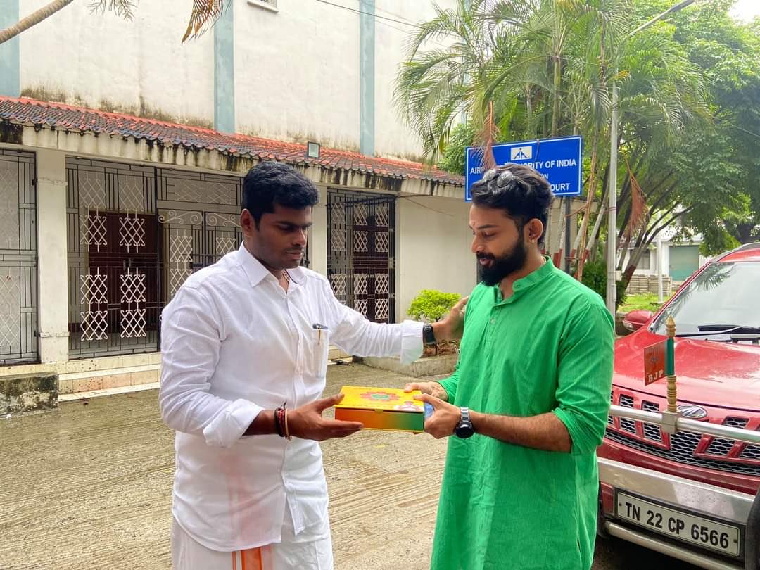savukku's tweet photo. ஊரை ஏமாத்தி ஒரு கோடி ஆட்டையை போட்டதை ஸ்வீட் குடுத்து கொண்டாடுறீங்களா ⁦@karthikgnath⁩ @annamalai_k https://t.co/vSN88obgWm