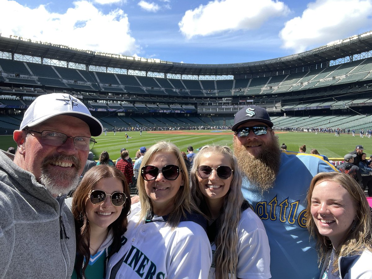oteri12's tweet photo. My happy place. Mariners with my family. #SeaUsRis #WhereIRoot https://t.co/0ApAMt1Ini