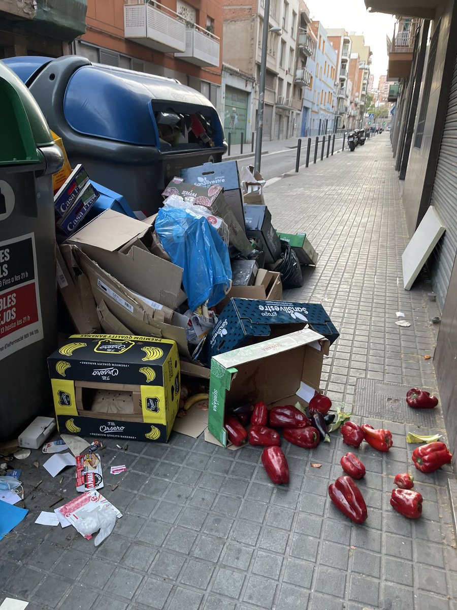 Marvic2005's tweet photo. @guijarroruben esto ya es insufrible. La gente es mu guarra. Falta urbana para vigilar esta zona. Es insalubre #badalona @AjBadalona https://t.co/WkT3aJNlSU