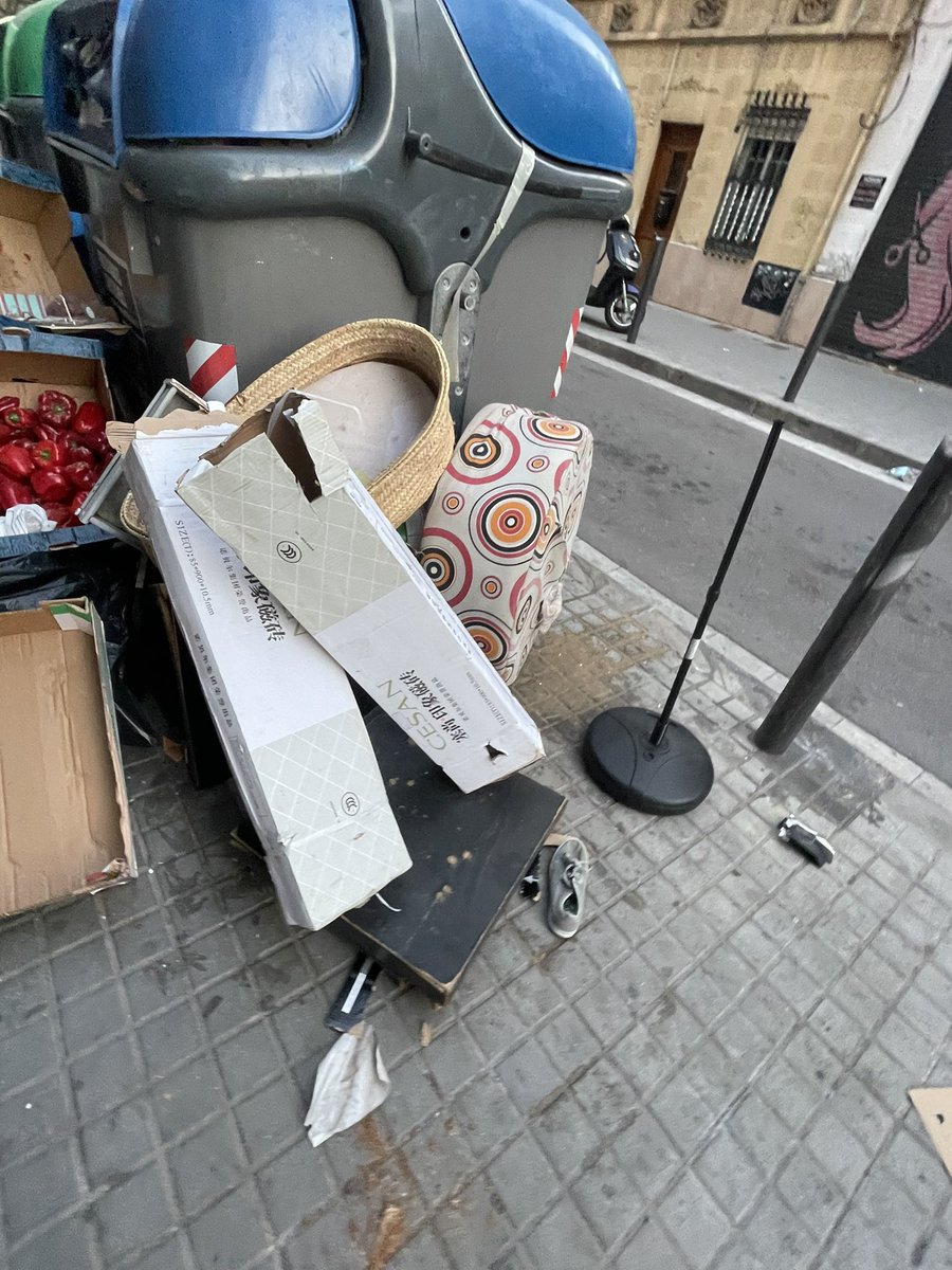 Marvic2005's tweet photo. @guijarroruben esto ya es insufrible. La gente es mu guarra. Falta urbana para vigilar esta zona. Es insalubre #badalona @AjBadalona https://t.co/WkT3aJNlSU
