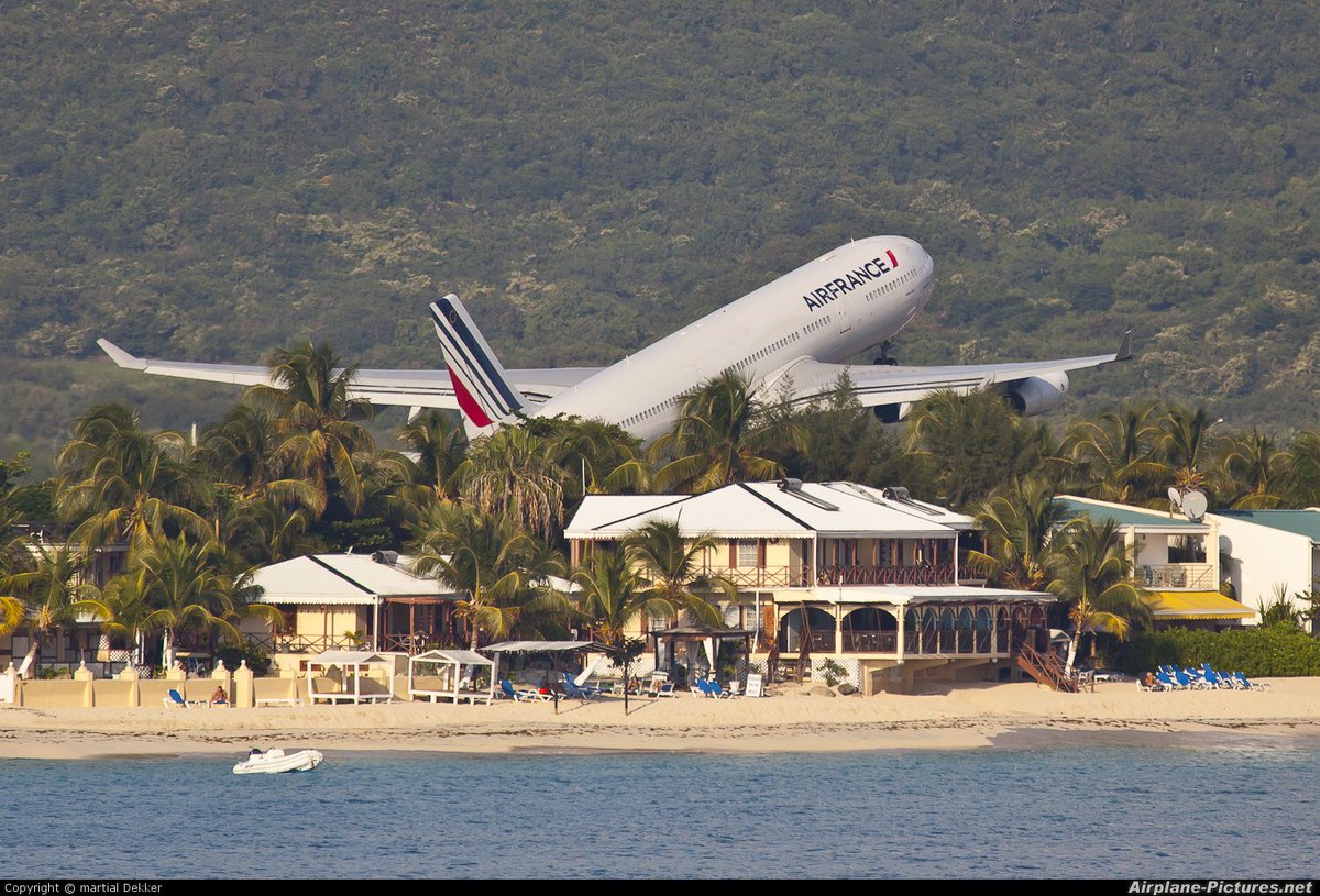 ClassicsPlanes's tweet photo. An Air France A340-300 peeping out from hiding at St Maarten in October 2011 #avgeeks ©- See photo https://t.co/IkA3SX1p6B