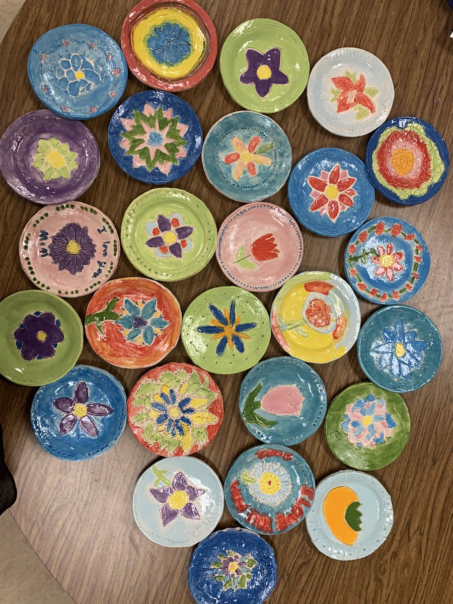 artteachdorff's tweet photo. Happy Mother’s Day!
#WEareLakota                   @VgEagles https://t.co/K9JM0HC5vr