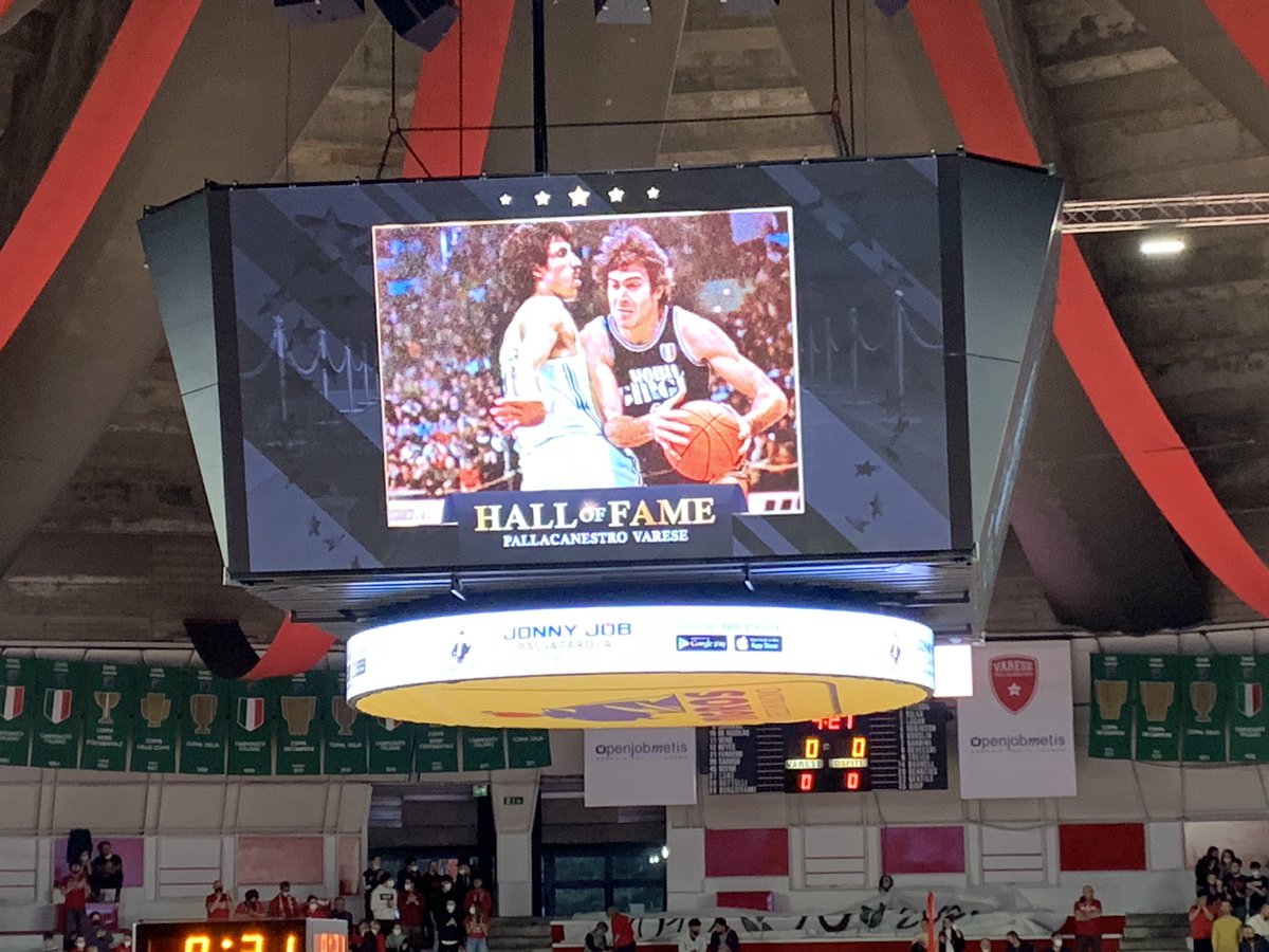 DirettaVn's tweet photo. La premiazione di Marino Zanatta, nuovo hall of famer della @PallVarese https://t.co/dNYj5McPQe