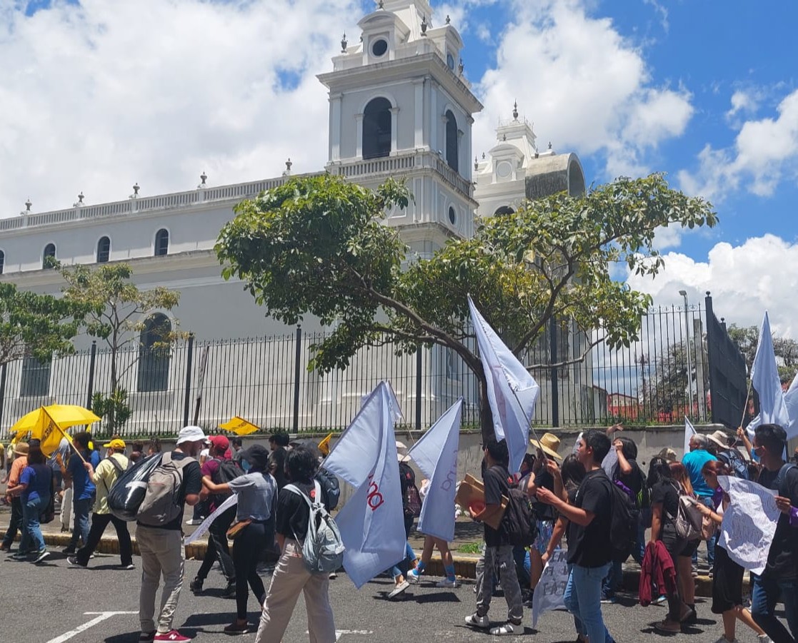 Grupos feministas y opositores del nuevo gobierno se hicieron presentes en manifestaciones pacíficas desde el Parque de la Merced y los alrededores de la Asamblea Legislativa

#8demayo #radiosucr #rutalectoral #costarica