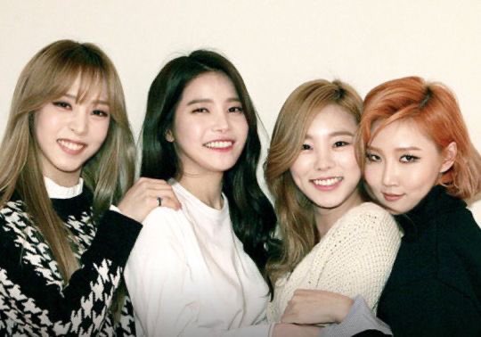 ElRabanoDeMMM's tweet photo. #MAMAMOO

El Rabanito les quiere desear un Feliz día de la Madre❤️Recuerden abrazar mucho a sus mamás✨ No solo en este día sino siempre🥰

Obviamente estamos agradecidos con las mamás de las chicas por habernos dado a unas mujeres con tanto talento🥰

Canción del día: Hello Mama https://t.co/8ILfv9xaDw