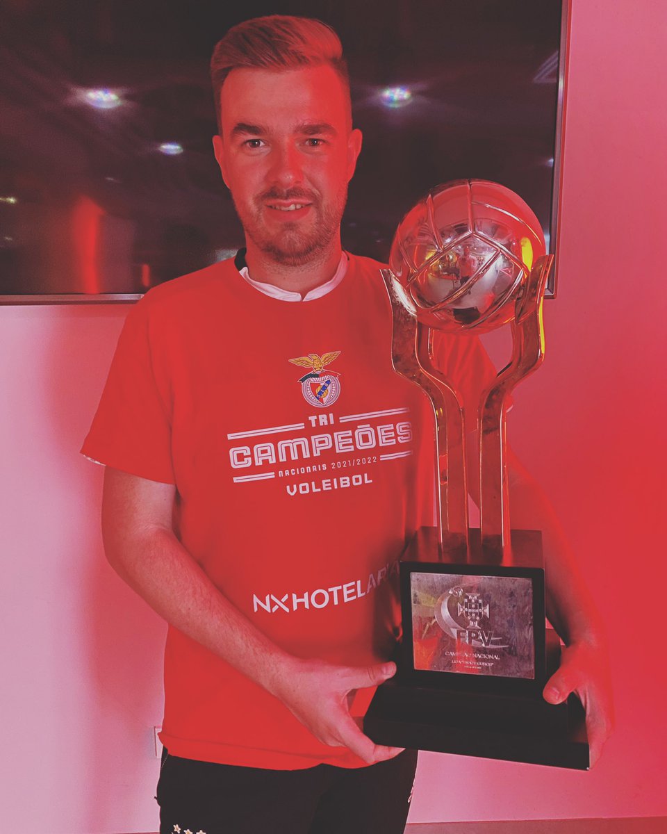 MiguelCaetanoo's tweet photo. TRICAMPEÕES de VOLEIBOL!
#soeaker #modalidadesslb #amor #vida #MC https://t.co/EPW51ifBr3