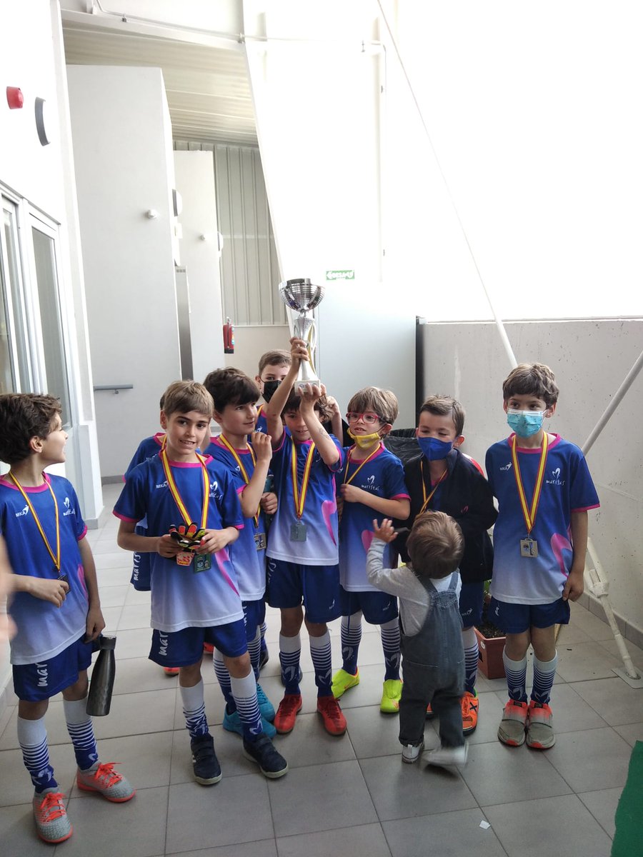 DeportesMarsa's tweet photo. !!! QUE GRANDES!!!!
El prebenjamín de 2° de prim. campeón de la liga y subcampeón de la Copa Asafusa.. y además un gran grupo de amigos. Qué más se le puede pedir a un escolar?
@DeportesMarsa 
@MSalCha https://t.co/rrDsEGYGIq