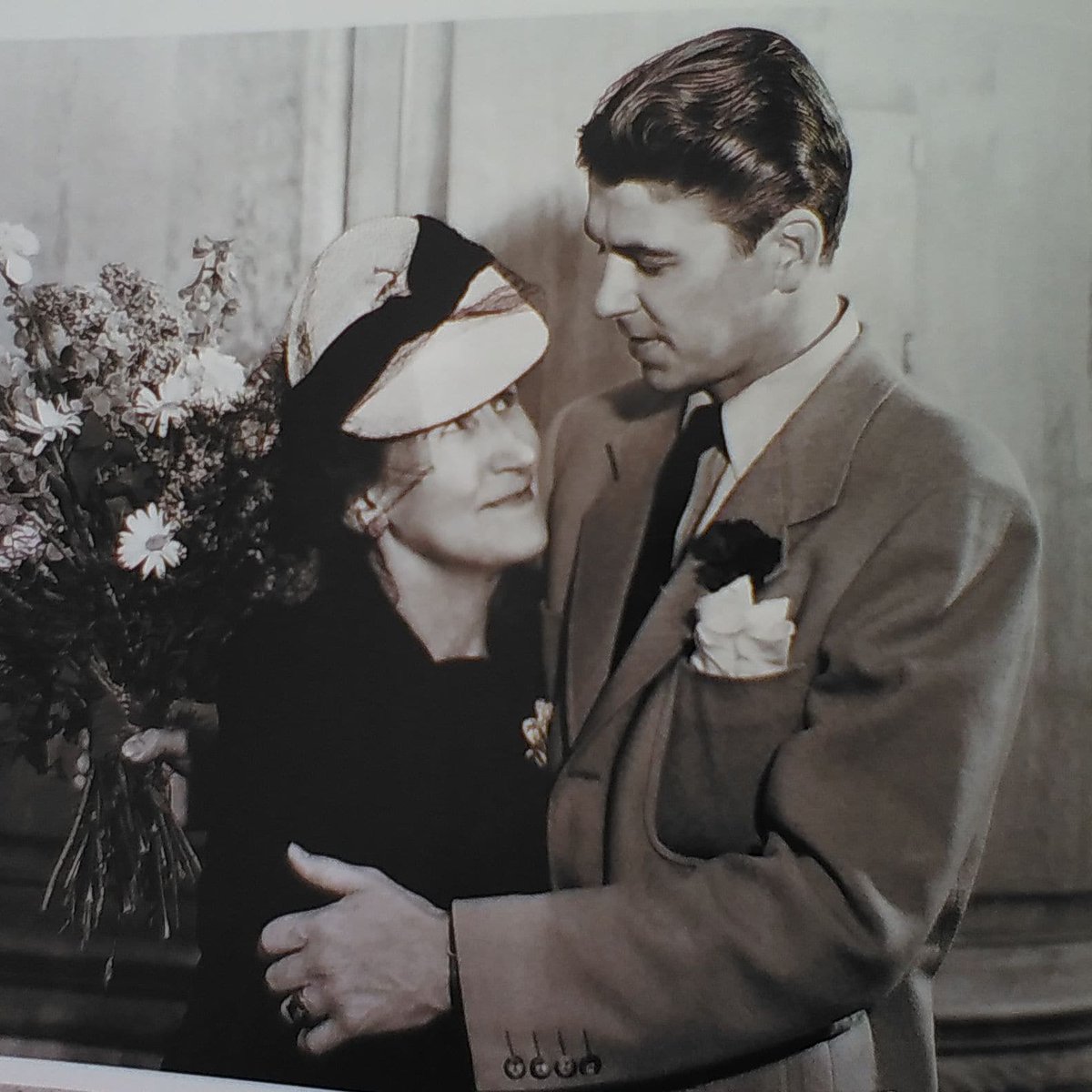 GIPPER1992's tweet photo. In honor of Mother's Day.....
Ronald Reagan with his Mother Nelle Reagan.
💐💐💐💐💐💐 https://t.co/Z9rAPIUf7M