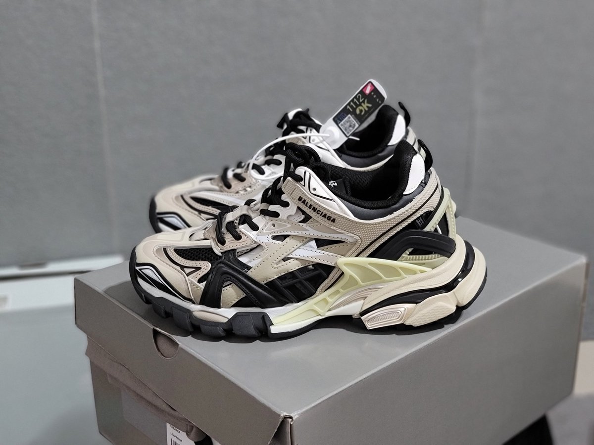 bing880422's tweet photo. balenciaga BALENCIAGA track 2.0 https://t.co/TJPXRjjVkv https://t.co/AtRVwJ7mM8