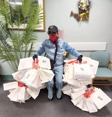 MillinersGuild's tweet photo. Happy #MothersDay 💐
The Guild is so please to celebrate the day by donating custom headwear to beloved mothers in a care facility.
We partnered with Concord Baptist Church Nursing and Rehabilitation in #Brooklyn #New York thanks to member #WandaChambers. #hats #millinersguild https://t.co/fLiGwapRSE
