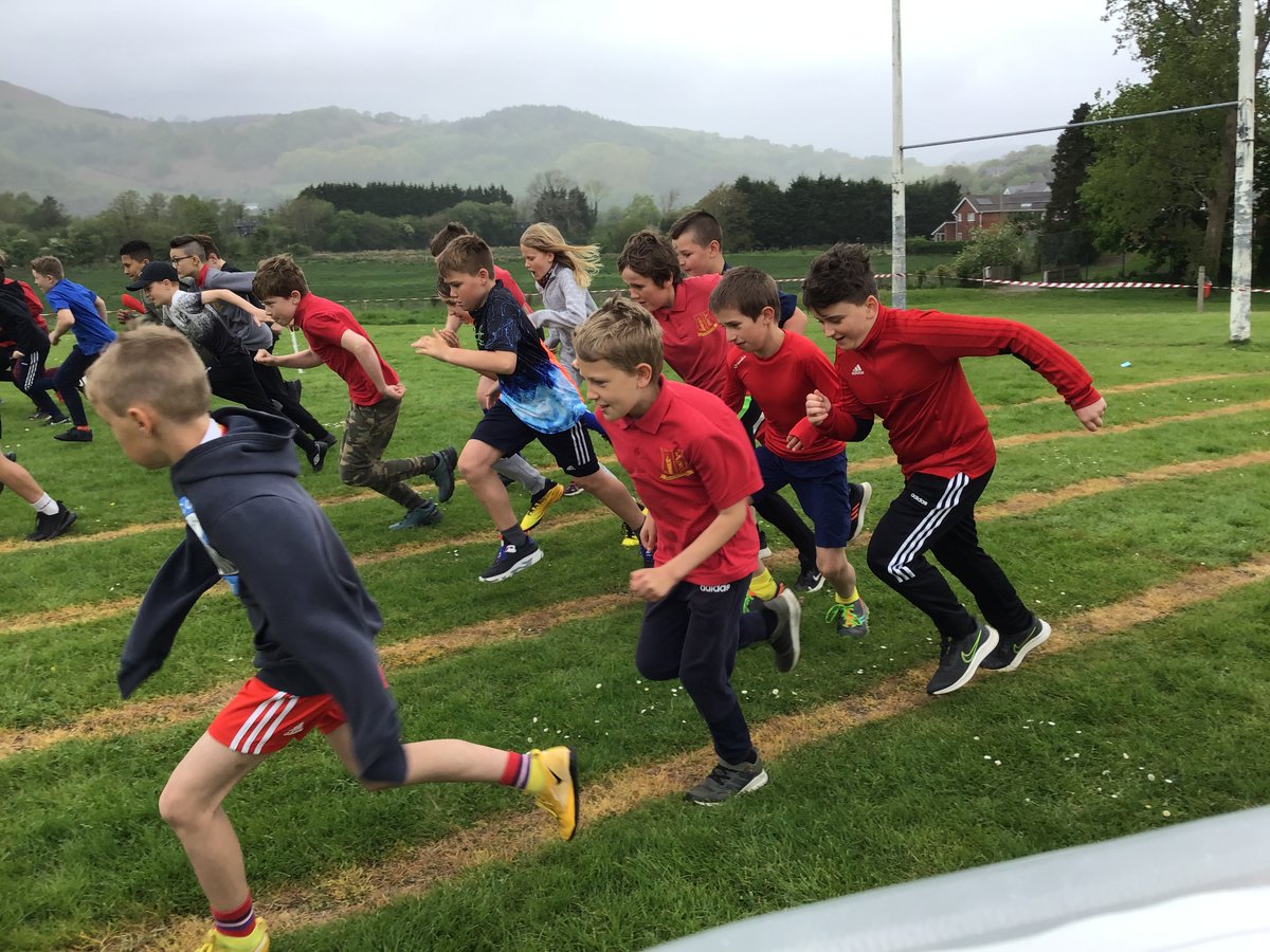Llongyfarchiadau mawr i bawb am gymryd rhan yn y rasys traws gwlad. Cafwyd ymdrech wych gan bawb. Llongyfarchiadau arbennig i'r  rhai ddaeth yn 1af, 2il a 3 ydd. Bydd y 10 cyntaf ym mhob ras yn mynd ymlaen i'r rownd nesaf yn y Drenewydd.#unigolioniachhyderus