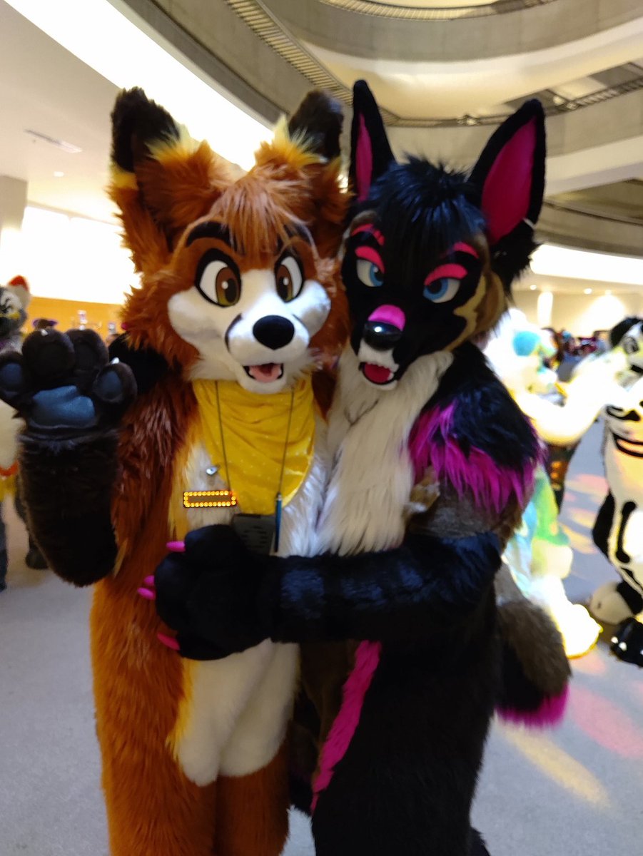Hey! Look who I met at #FurryWeekend2022! <a href="/RaeWorgen/">Rae Worgen @ ???</a>! #FWA2022
